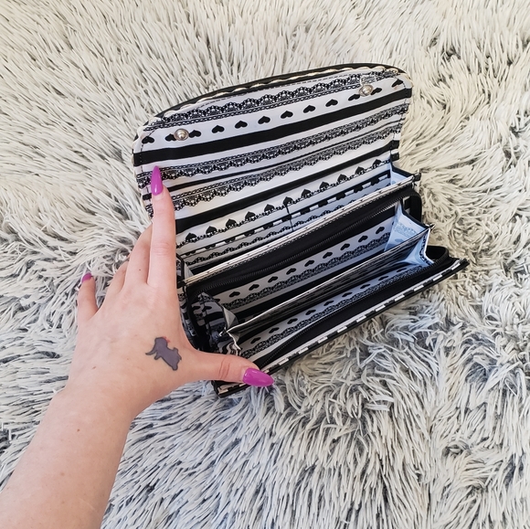 Hello Kitty Wallet - Picture 6 of 7